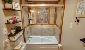 2421 Woodcrest Dr, Alton, IL 62002