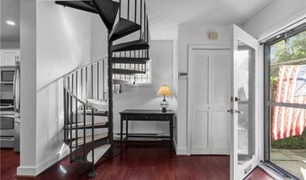 2 Lasalle Pl, Newport, RI 02840