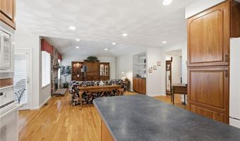 7 Foxwood Dr, Lincoln, RI 02865