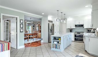 102 Cranberry Ter, Cranston, RI 02921