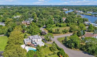 10 Macy Dr, Hewlett Bay Park, NY 11557