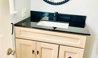 20 North St, Warwick, RI 02886