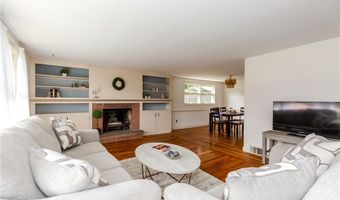 22 Whitewood Dr, Cranston, RI 02920