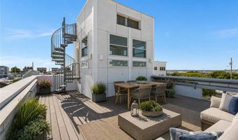 6 MacAlder St, Narragansett, RI 02882