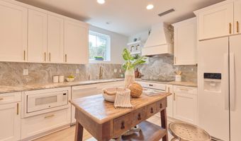 50 BEACH COTTAGE Ln, Atlantic Beach, FL 32233