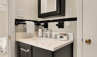 7822 MOORLAND Ln, Bethesda, MD 20814