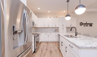 1018 Emerald Hills Dr, Arnolds Park, IA 51331