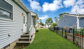 35 Spruce St, Beachwood, NJ 08722