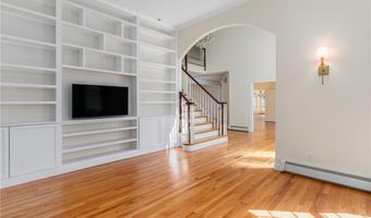 4 Christopher Dr, Lincoln, RI 02865