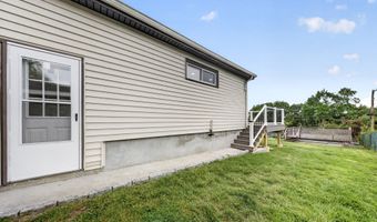 207 Hillcrest Rd, Bridgeport, CT 06606