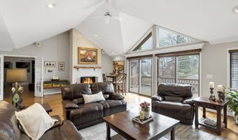 1415 W Hawthorne St, Arlington Heights, IL 60005