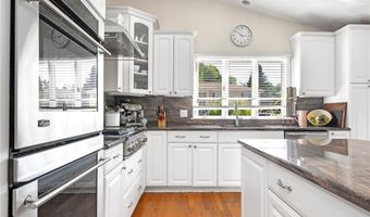 94 Greening Ln, Cranston, RI 02920