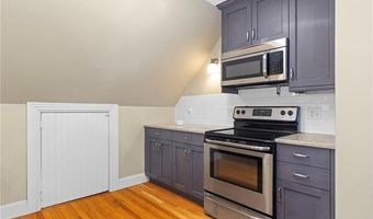 17 Everett St, Newport, RI 02840
