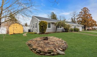 496 Apple Valley Dr, Belford, NJ 07718