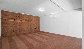 909 Parma Dr, Ballwin, MO 63021