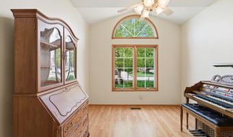 2402 Suncrest Dr, Ames, IA 50014