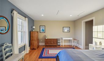 127 Cliff Dr, Narragansett, RI 02882