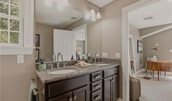 11 King Philip Ave, Bristol, RI 02809