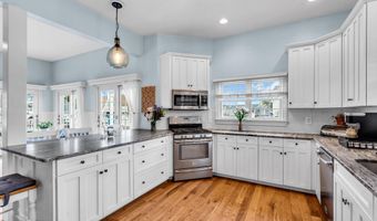 221 Magnolia Dr, Bayville, NJ 08721
