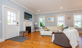 19 Eustis Ave, Newport, RI 02840