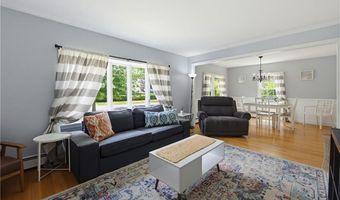 34 Foxhill Ave, Bristol, RI 02809