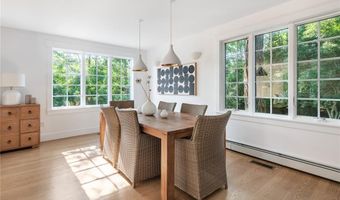 72 Summerfield Ln, Middletown, RI 02842