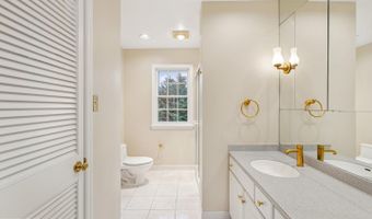 4893 35TH Rd N, Arlington, VA 22207