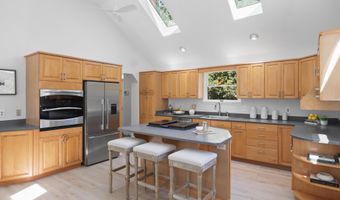 2323 N BURLINGTON St, Arlington, VA 22207