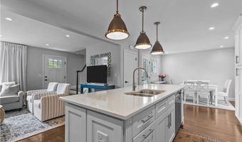 18 Sylvan Ter, Newport, RI 02840