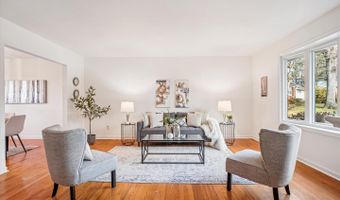 8928 CHELTONHAM Pl, Annandale, VA 22003