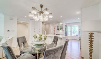 8 CARRIAGE HOUSE Cir, Alexandria, VA 22304