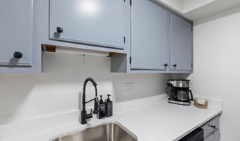 207 S PATRICK St 101, Alexandria, VA 22314