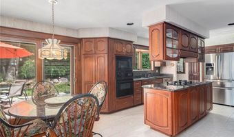 10 Oak Hill Dr, Lincoln, RI 02865