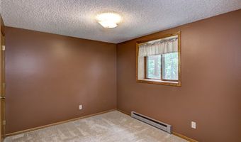 911 Woodglen Ct, Altoona, WI 54720
