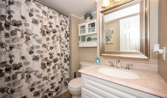 2 Southcreek Ct B, Amherst, NY 14051