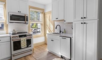 18 Barney St 1, Newport, RI 02840