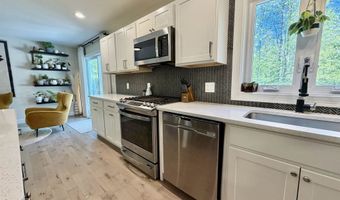 16 Stagecoach Rd, Barrington, NH 03825