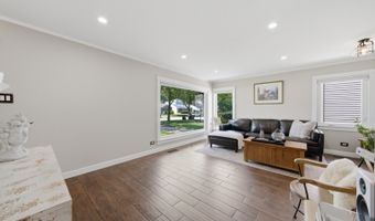 905 N Douglas Ave, Arlington Heights, IL 60004