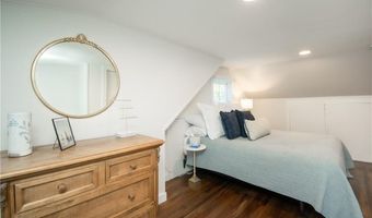 17 Rosedale Ct, Middletown, RI 02842