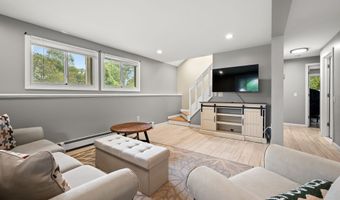 7 Tamarack Dr, Clinton, CT 06413