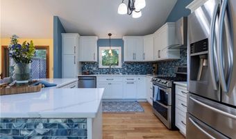 8 Robin Dr, North Kingstown, RI 02852