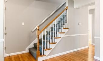 204 Oakwood Farms Ct, Ballwin, MO 63021