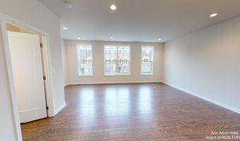 2708 S Spurway Dr, Ann Arbor, MI 48105