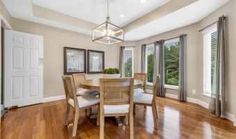 924 Forest Lake Ct, Ballwin, MO 63021