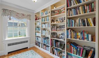 60 Ayrault St, Newport, RI 02840