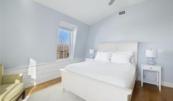 131 Eustis Ave, Newport, RI 02840