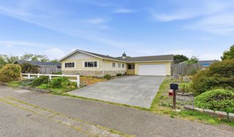 835 12TH St, Bandon, OR 97411