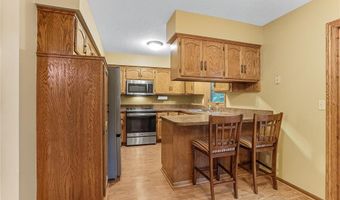 7454 Upper 24th St N, Oakdale, MN 55128