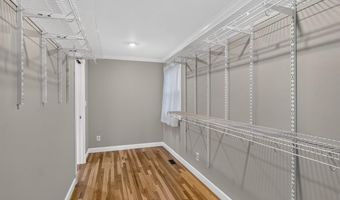 7 Springlake Ct, Ballwin, MO 63011