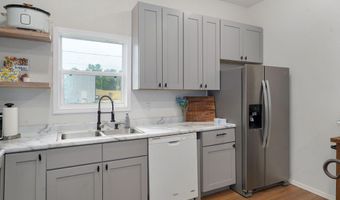 430 S Oak Ave, Aurora, MO 65605
